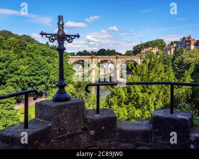 Viaduc ferroviaire enjambant la vallée de la rivière Nidd à Knaresborough North Yorkshire England Banque D'Images