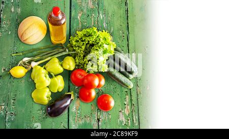 Les agriculteurs frais commercialisent des fruits et des légumes sur un bois vert arrière-plan Banque D'Images