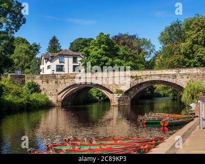 Bateaux à rames sur la rivière Nidd à High Bridge à Knaresborough North Yorkshire England Banque D'Images