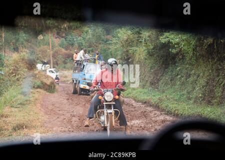 Les routes non pavées rendent les déplacements difficiles sur le mont Elgon en Ouganda, en Afrique de l'est. Banque D'Images