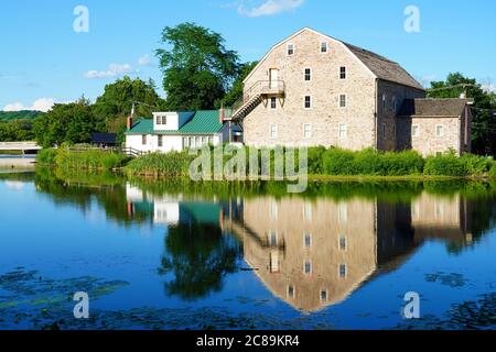 CLINTON, NJ -14 JUL 2020- vue sur l'historique Hunterdon Art Museum, un musée d'art contemporain situé dans un ancien moulin en pierre de Clinton, Hunterdon Coun Banque D'Images