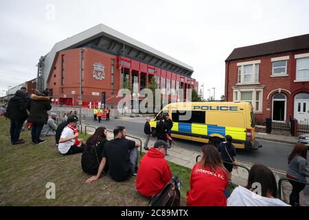 Les fans attendent l'arrivée de l'autobus de l'équipe tandis que la sécurité arrive à l'extérieur du stade d'Anfield, avant le match de ce soir contre Chelsea. Banque D'Images