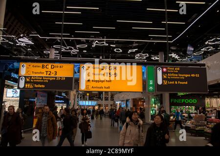 Panneaux de direction derrière les portes de Schiphol à Amsterdam, pays-Bas 7-12-2019 Banque D'Images