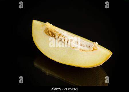 Studio de photo de melon mûr à encoches galia avec une tranche isolée sur fond noir Banque D'Images