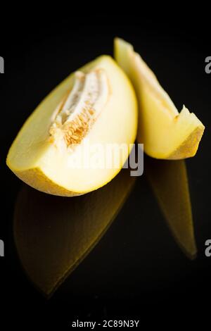 Studio de photo de melon mûr à encoches galia avec une tranche isolée sur fond noir Banque D'Images