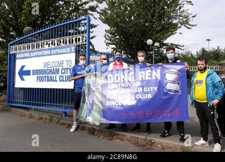 Fans devant le stade avec une bannière avant le match de championnat de Sky Bet au stade St. Andrew's billion Trophy, Birmingham. Banque D'Images