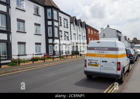 Parkgate, Royaume-Uni: 17 juin 2020: Une camionnette de livraison réfrigérée appartenant à Wiltshire Farm Foods est garée à l'extérieur d'un bâtiment de résidences pour personnes âgées pe Banque D'Images