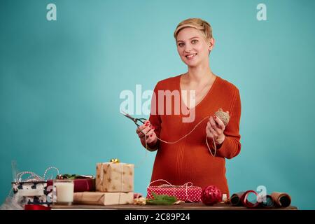 Bienvenus à la recherche d'enceintes femme pense de diverses conceptions de boîte-cadeau Emballage à son propre emballage cadeaux boutique, isolé à plus de studio b bleu Banque D'Images