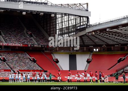 Les deux équipes observent un silence de quelques minutes pour l'ancien joueur Alex Dawson, décédé la semaine dernière à l'âge de 80 ans lors du match de la Premier League à Old Trafford, Manchester. Banque D'Images