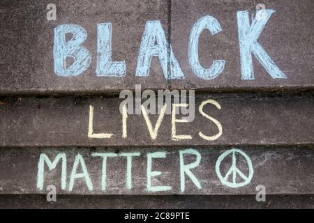 Portland, Oregon, États-Unis - 2 juin 2020 : photo aérienne de l'adage « Black Lives Matter » écrit sur le trottoir dans une craie colorée Banque D'Images