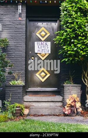 Portland, Oregon, États-Unis - 10 juin 2020 : un panneau Black Lives Matter est affiché d'une porte d'entrée à Portland Oregon. Banque D'Images