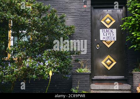 Portland, Oregon, États-Unis - 10 juin 2020 : un panneau Black Lives Matter est affiché d'une porte d'entrée à Portland Oregon. Banque D'Images