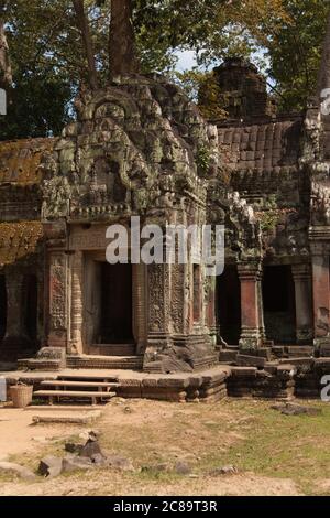 De belles structures sculptées anciennes et des portes d'entrée aux temples d'Angkor Wat Cambodge Banque D'Images