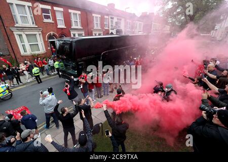 Les fans de Liverpool ont mis des fusées éclairantes à l'extérieur d'Anfield, car l'équipe de bus arrive . Banque D'Images