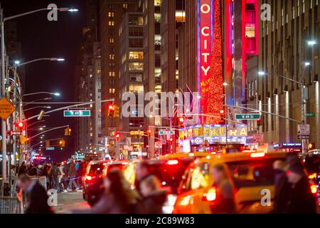 Manhattan circulation dense se déplacer sur la 6ème Avenue autour de radio City Music Hall Banque D'Images