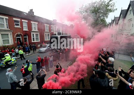 Les fans de Liverpool ont mis des fusées éclairantes à l'extérieur d'Anfield, car l'équipe de bus arrive . Banque D'Images