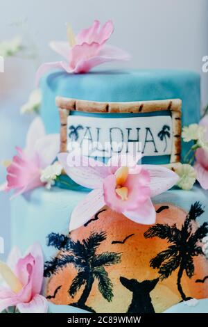 Photo Verticale D Un Gateau Thematique Hawaien Decore De Rose Fleurs Et Texte Aloha Photo Stock Alamy