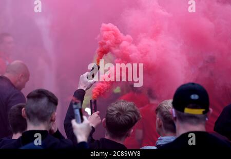 Les fans de Liverpool ont mis des fusées éclairantes à l'extérieur d'Anfield, car l'équipe de bus arrive . Banque D'Images