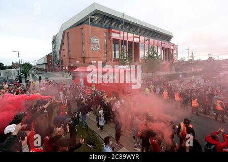 Les fans de Liverpool ont mis des fusées éclairantes à l'extérieur d'Anfield, alors que l'équipe de Liverpool arrive. Banque D'Images