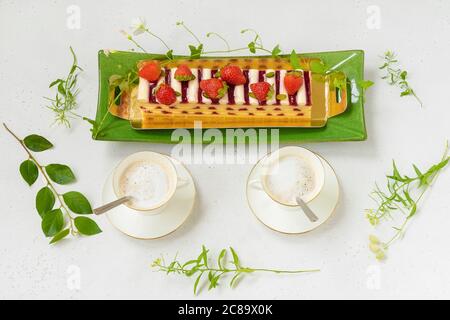 Saison d'été, concept romantique du matin, café et gâteau aux fruits pour deux Banque D'Images