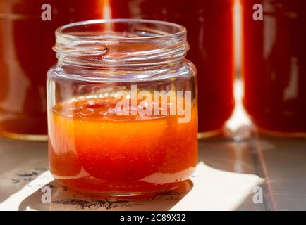 Confiture d'abricot en conserve dans des pots en verre sur le rebord de la fenêtre. Banque D'Images