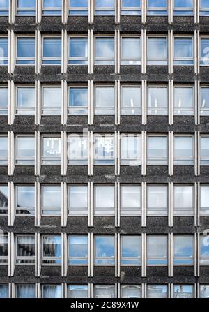 Argyle House, Édimbourg - un bâtiment de l'architecture brutaliste des années 60, une fois la maison à divers ministères du gouvernement et maintenant l'espace de bureau commercial. Banque D'Images