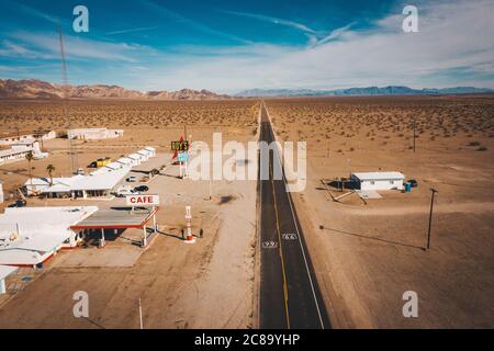 Amboy motel sur la Highway 66 depuis ci-dessus, Californie Banque D'Images