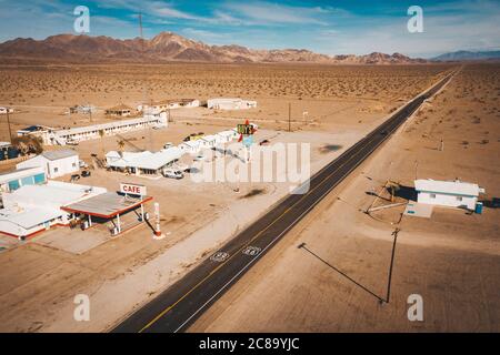 Amboy motel sur la Highway 66 depuis ci-dessus, Californie Banque D'Images