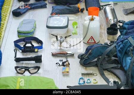 Choses et accessoires pour le tourisme, le voyage, trekking et la randonnée, plan d'appartement avec vue sur le dessus Banque D'Images