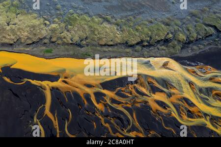 Des rivières de glacier colorées sur la côte sud de l'Islande avec sable noir Banque D'Images