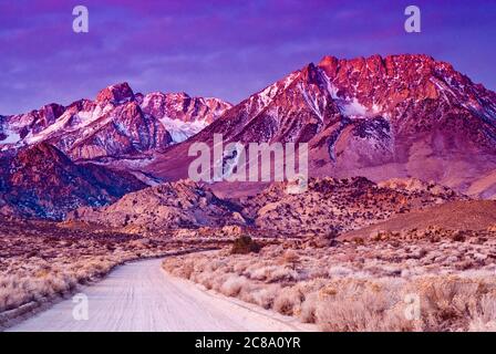 Basin Mtn (sur la droite) dans l'est de la Sierra Nevada au lever du soleil en hiver, de Buttermilk Road près de Bishop, Californie, États-Unis Banque D'Images