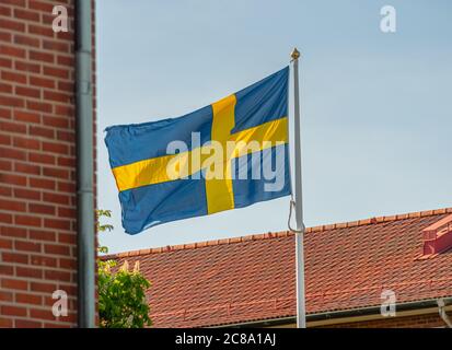 Drapeau suédois sur un poteau de drapeau. Banque D'Images