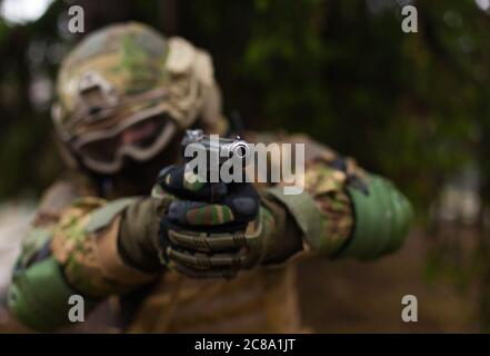 Ukraine arme dans les mains d'un soldat moderne de la garde nationale Banque D'Images