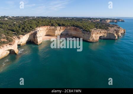 Grottes de Benagil depuis la vue aérienne et les falaises de l'algarve Banque D'Images