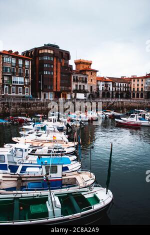 Le port maritime de Castro Urdiales avec beaucoup de bateaux. Banque D'Images