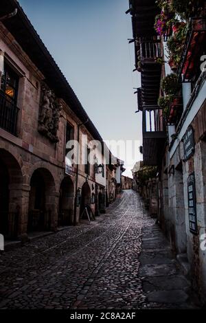 Rue de 'Suntana del Mar' en Cantabrie. Banque D'Images