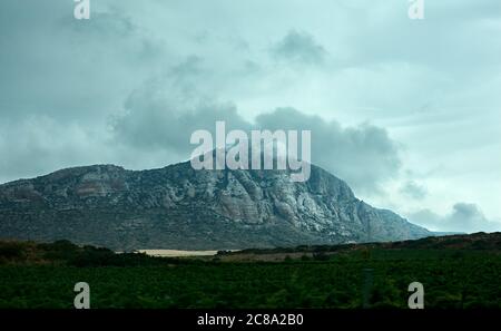 Montagne avec nuages sur le dessus. Paysage juste avant la pluie Banque D'Images