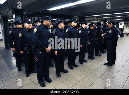 New York, New York-1 mai 2012 : les policiers de la ville de New York sont informés avant de prendre la rue pour une manifestation Occupy Wall Street. Banque D'Images