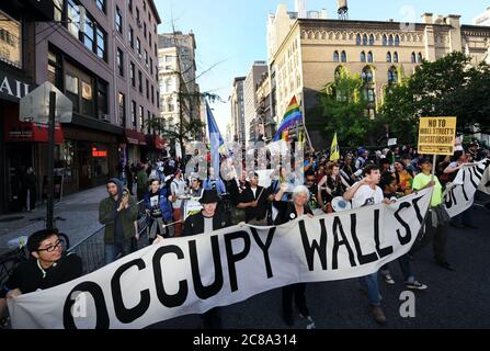 1 mai 2012 - New York, New York, New York : le groupe occupe Wall Street marche sur Broadway à Manhattan. Banque D'Images