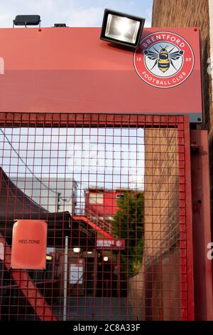 Londres, Royaume-Uni. 22 juillet 2020. Brentford FC affronte ce qui pourrait être leur dernier match à Griffin Park, Barnsley étant l'adversaire de ce soir. Brentford n'a besoin que d'un point de plus que West Bromm pour obtenir une promotion automatique dans la Premier League. Crédit : Liam Asman/Alay Live News Banque D'Images