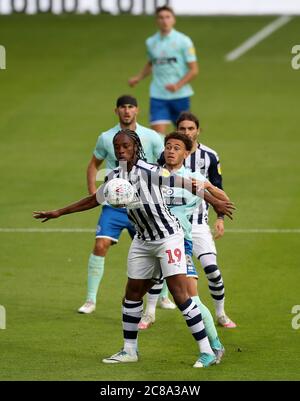 West Bromwich la Romaine Sawyers d'Albion (à gauche) et Luke Amos des Queens Park Rangers se battent pour le ballon lors du match du championnat Sky Bet aux Hawthorns, West Bromwich. Banque D'Images