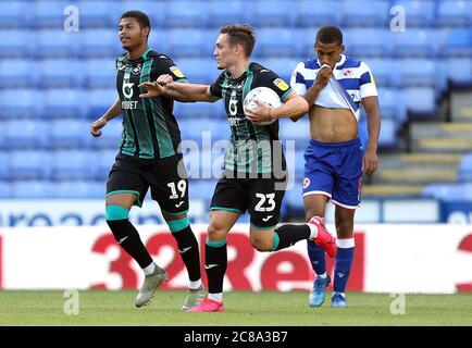 Le brasseur à bière Rhian de Swansea City (à gauche) célèbre le premier but de son côté du jeu avec des coéquipiers lors du match du championnat Sky Bet au Madejski Stadium, Reading. Banque D'Images