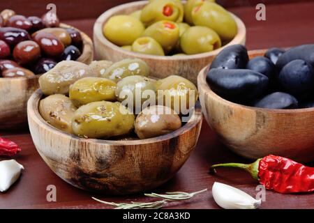 Bols avec olives sur une table en bois Banque D'Images