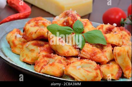 Gros plan de tortellini avec sauce tomate dans une assiette Banque D'Images