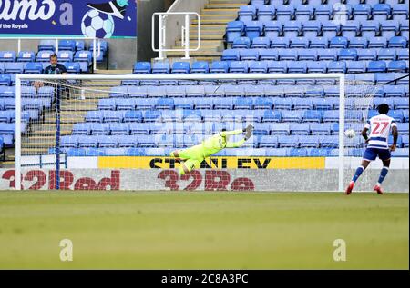 Le brasseur Rhian de Swansea City (non représenté) marque le premier but de son côté lors du match du championnat Sky Bet au Madejski Stadium, Reading. Banque D'Images