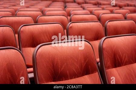 Rangées de sièges de théâtre vides Banque D'Images