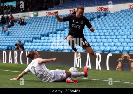 Aiden McGeady de Charlton Athletic saute l'épreuve de Luke Ayling de Leeds United lors du match de championnat Sky Bet à Elland Road, Leeds. Banque D'Images