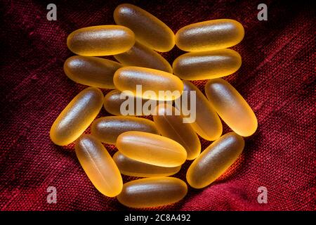 gros plan de l'ultra omega-3 sur le burlap rouge. concept diététique. supplément diététique. Banque D'Images
