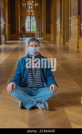 Paris, France - 06 19 2020 : une femme masquée assise sur le parquet de l'opéra Banque D'Images