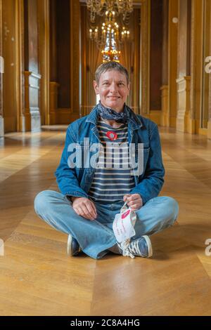 Paris, France - 06 19 2020 : une femme masquée assise sur le parquet de l'opéra Banque D'Images